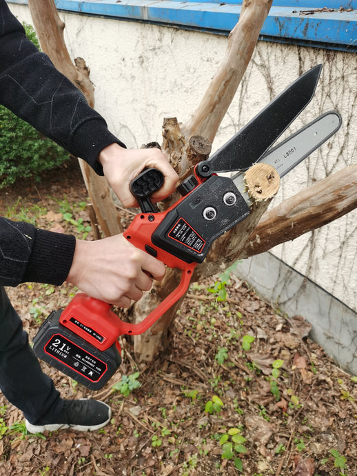 KM0403E21B Lithium mini chainsaw video